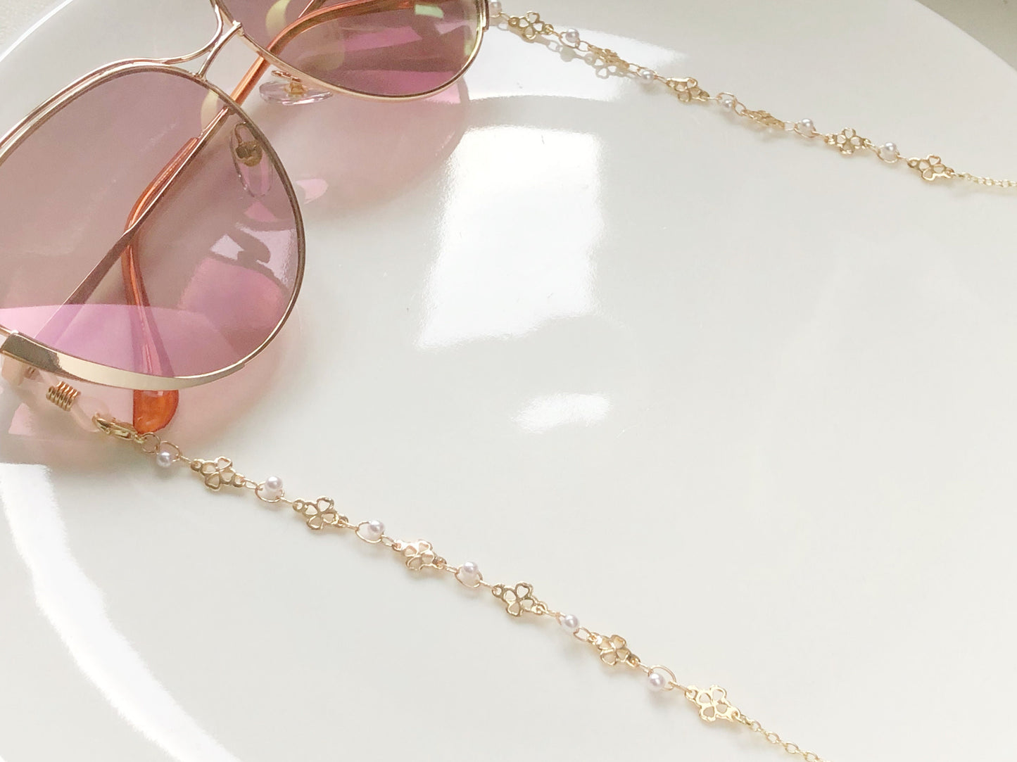 Gold Tone Metal Pearl Eyeglass Chain Glasses Holder Dainty Sunglasses Strap Elegant Eyewear Lanyard Fashion Jewellery Gift for Her Women