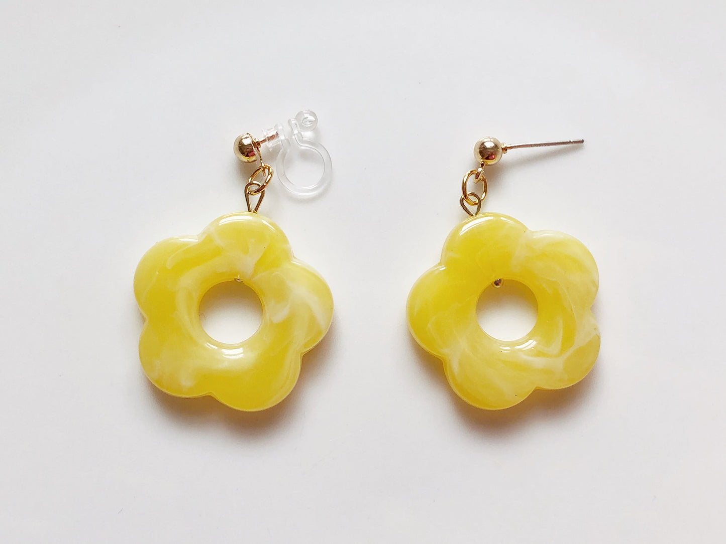 Daisy Flower Earrings | Multiple Colours | Clip On or Stud | Cute Floral Jewelry | Gift for Her | Non Pierced Earrings