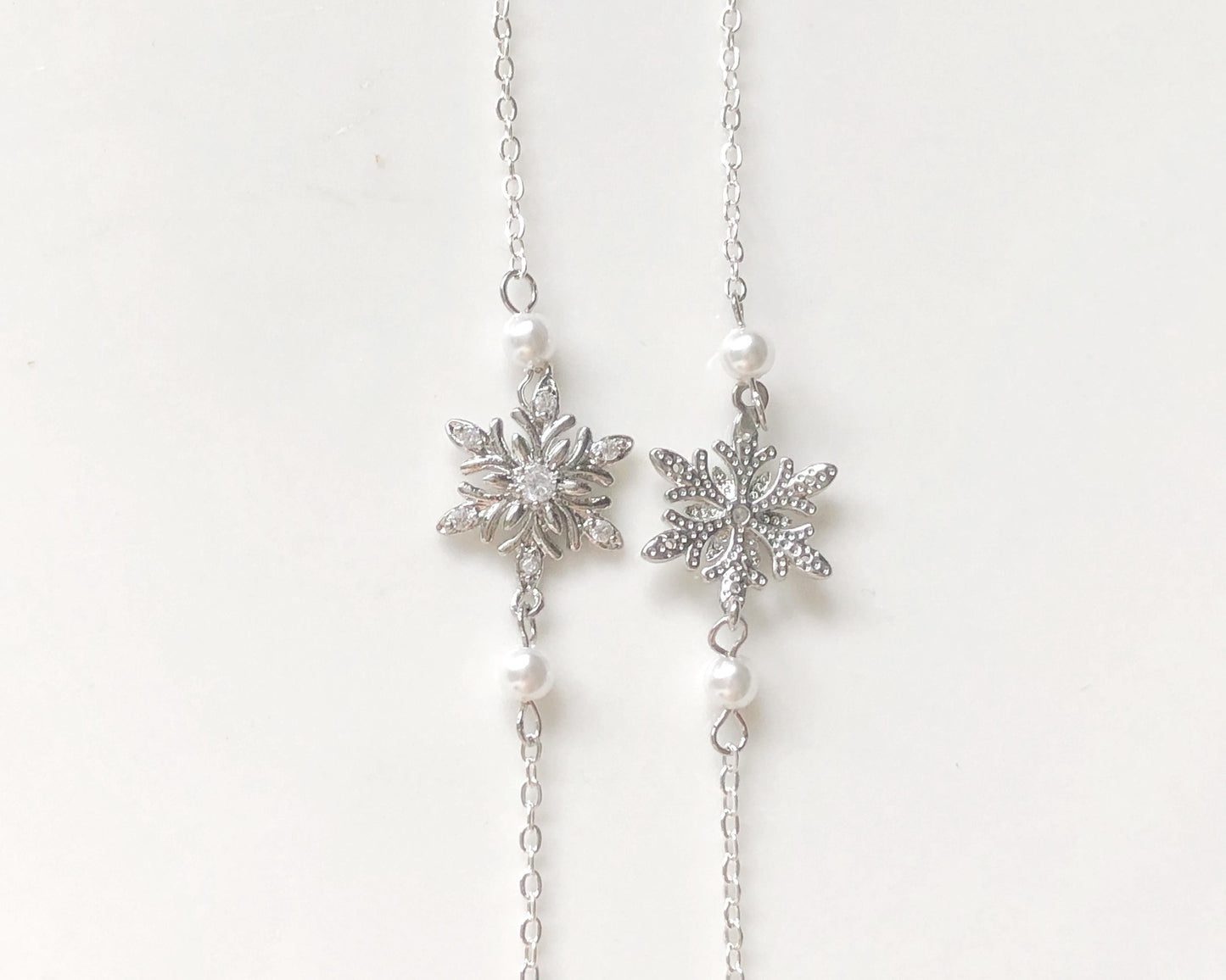 Snowflake and faux pearl glasses chain, Delicate sunglasses chain, Travel essential, gift for mother, Valentines Gift for her, Lanyard