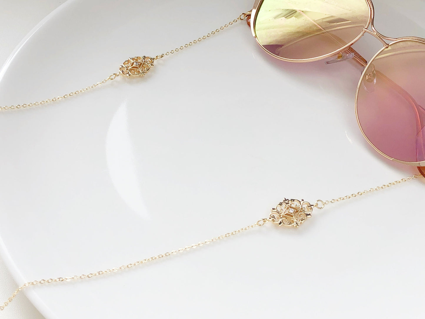 Gold Tone Metal Eyeglass Chain Vintage Glasses Holder Elegant Sunglasses Strap Dainty Eyewear Necklace Jewellery Fashion Gift for Her Women
