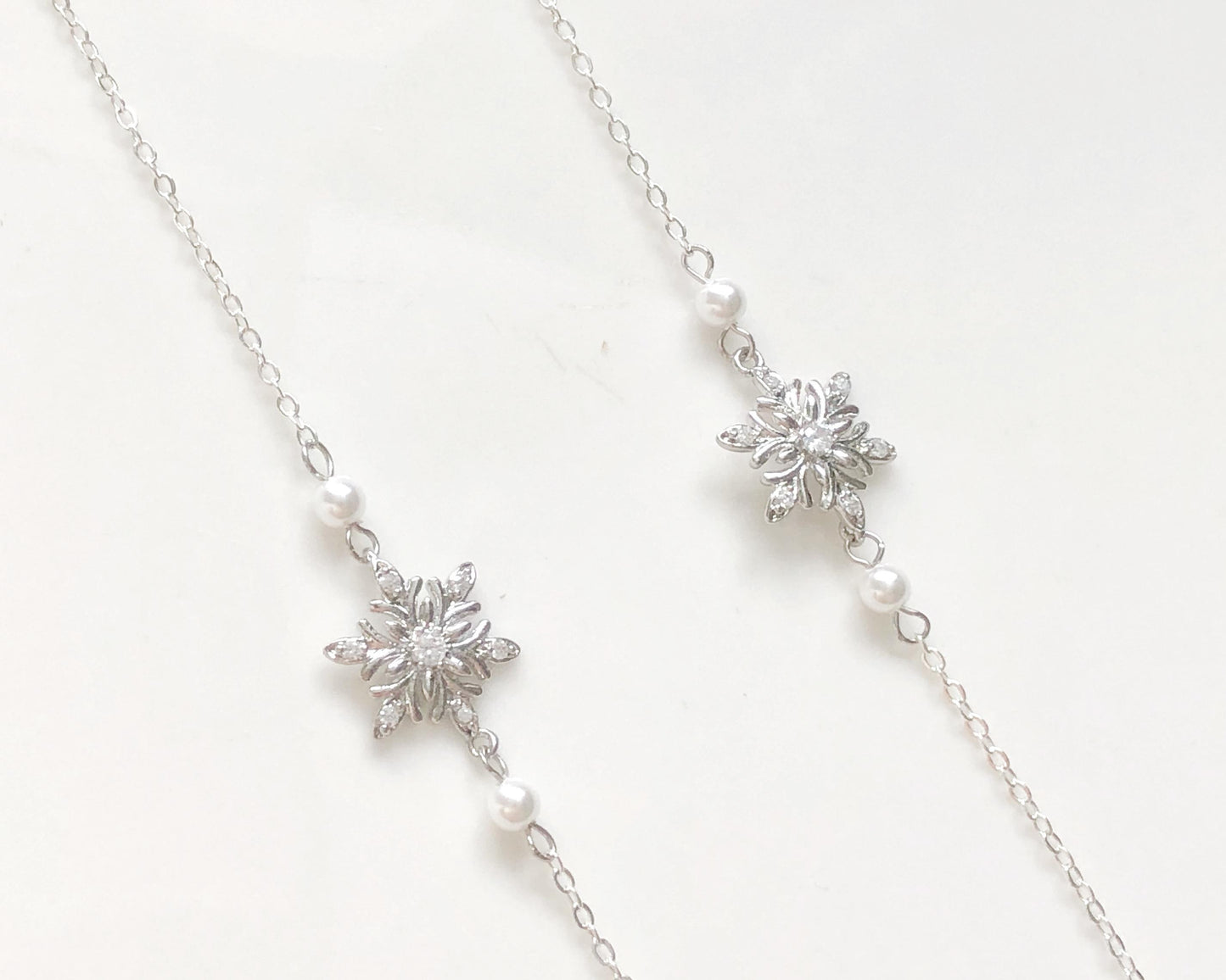 Snowflake and faux pearl glasses chain, Delicate sunglasses chain, Travel essential, gift for mother, Valentines Gift for her, Lanyard