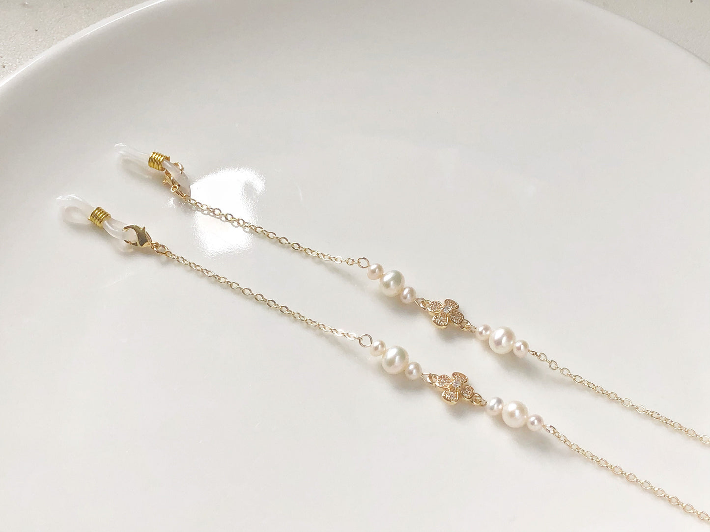 Pearl Glasses Chain Gold Four Leaf Clover Design Elegant Eyewear Accessory Freshwater Pearl Holder Gift for Her