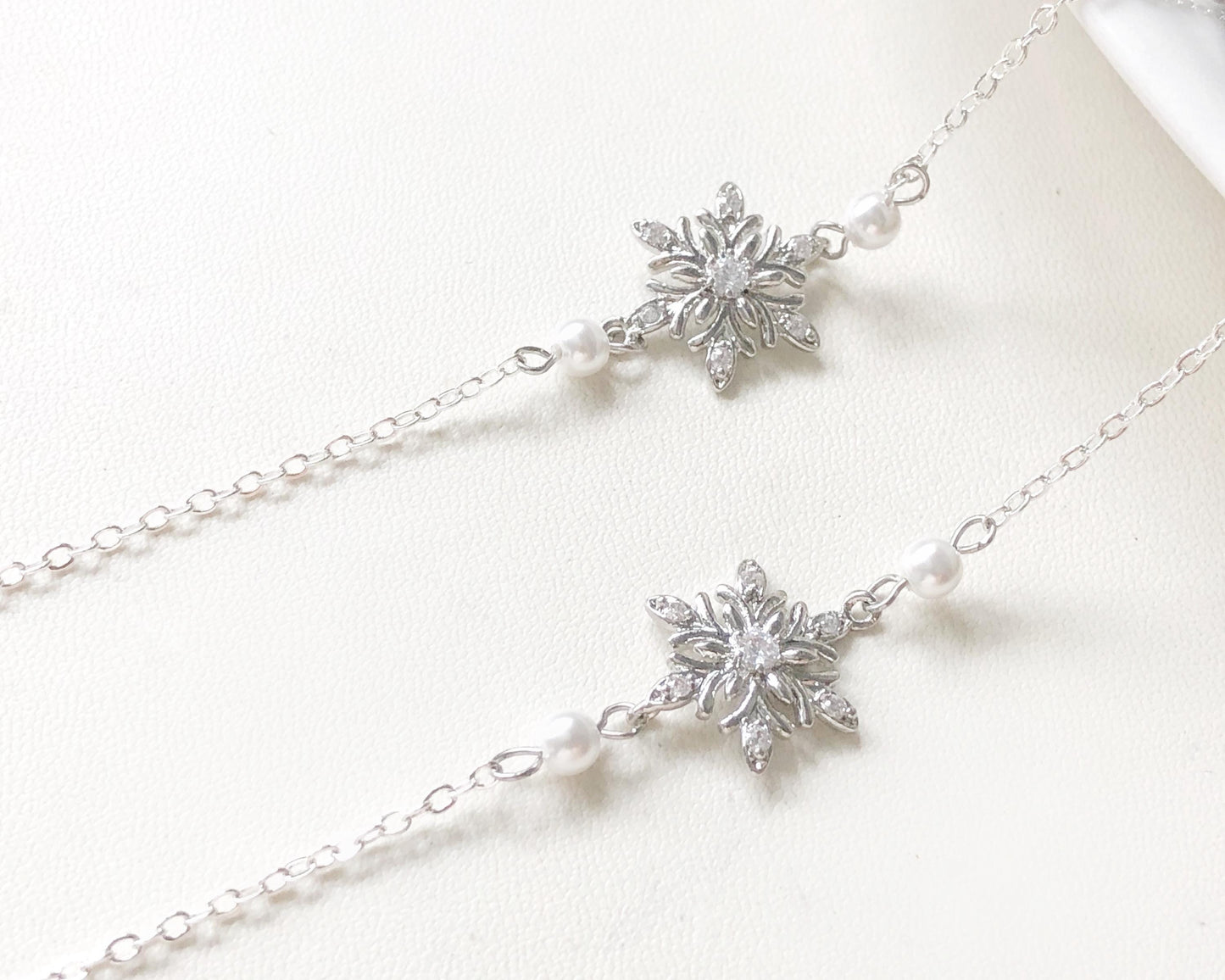 Snowflake and faux pearl glasses chain, Delicate sunglasses chain, Travel essential, gift for mother, Valentines Gift for her, Lanyard