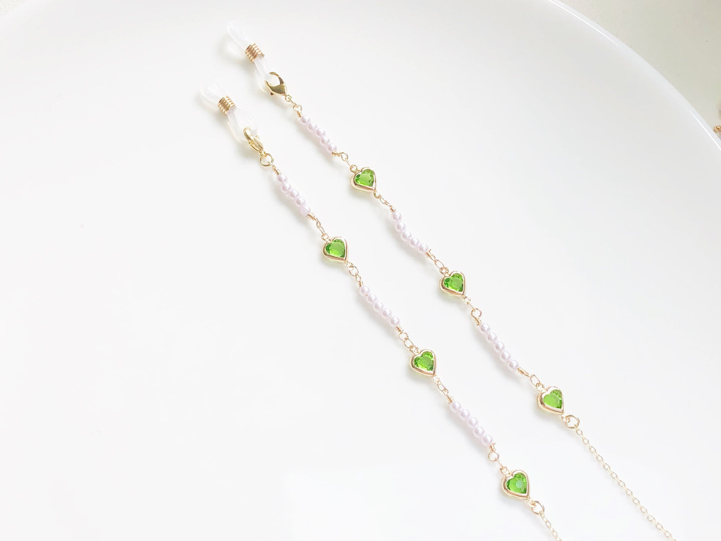 Pearl Glasses Chain with Green Heart Charms Gold Eyeglass Holder Strap Necklace, Cute Beaded Sunglasses Chain Jewellery Gift for Women