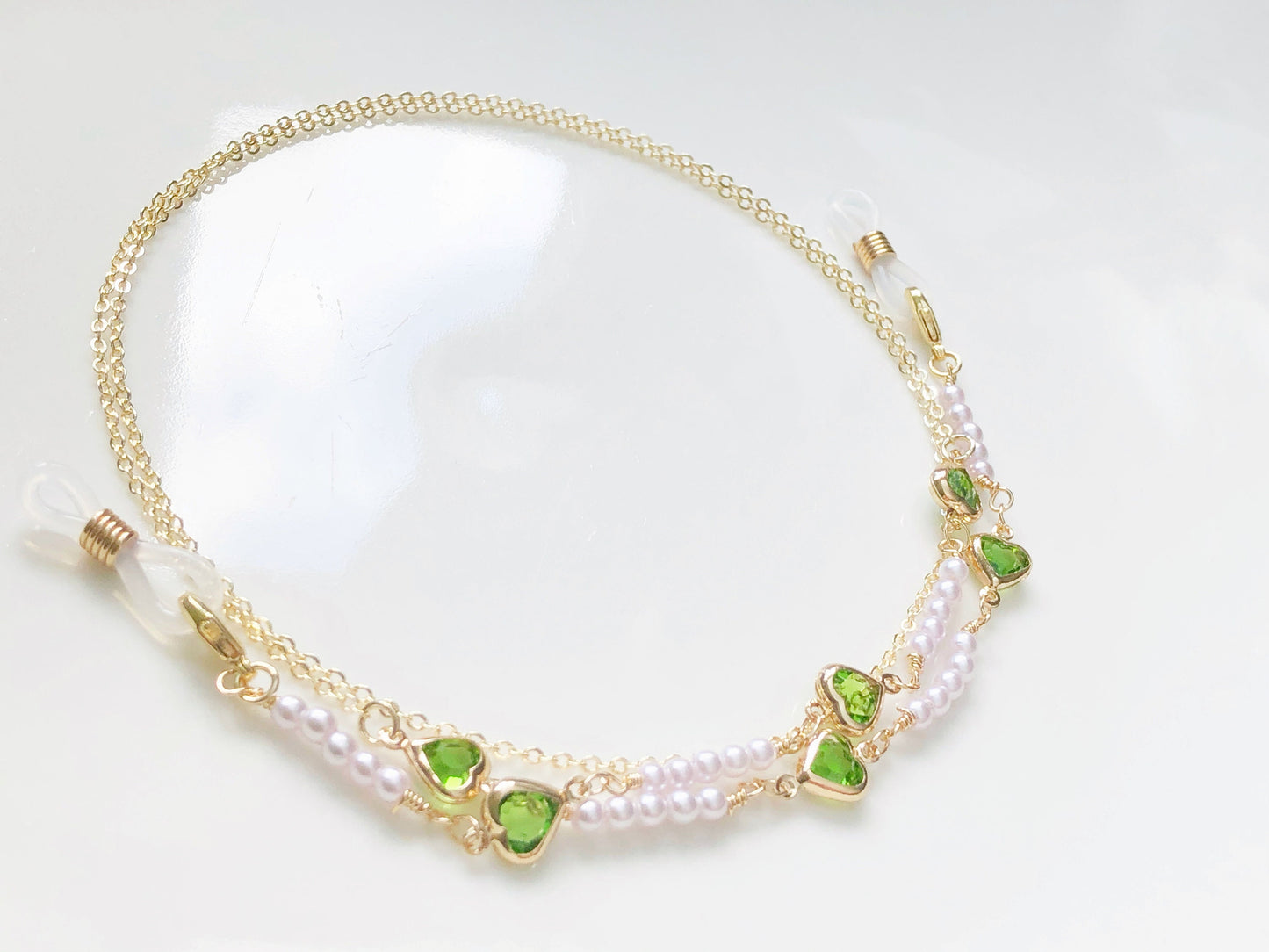 Pearl Glasses Chain with Green Heart Charms Gold Eyeglass Holder Strap Necklace, Cute Beaded Sunglasses Chain Jewellery Gift for Women