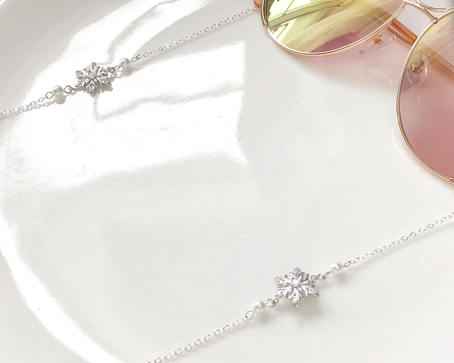 Snowflake and faux pearl glasses chain, Delicate sunglasses chain, Travel essential, gift for mother, Valentines Gift for her, Lanyard