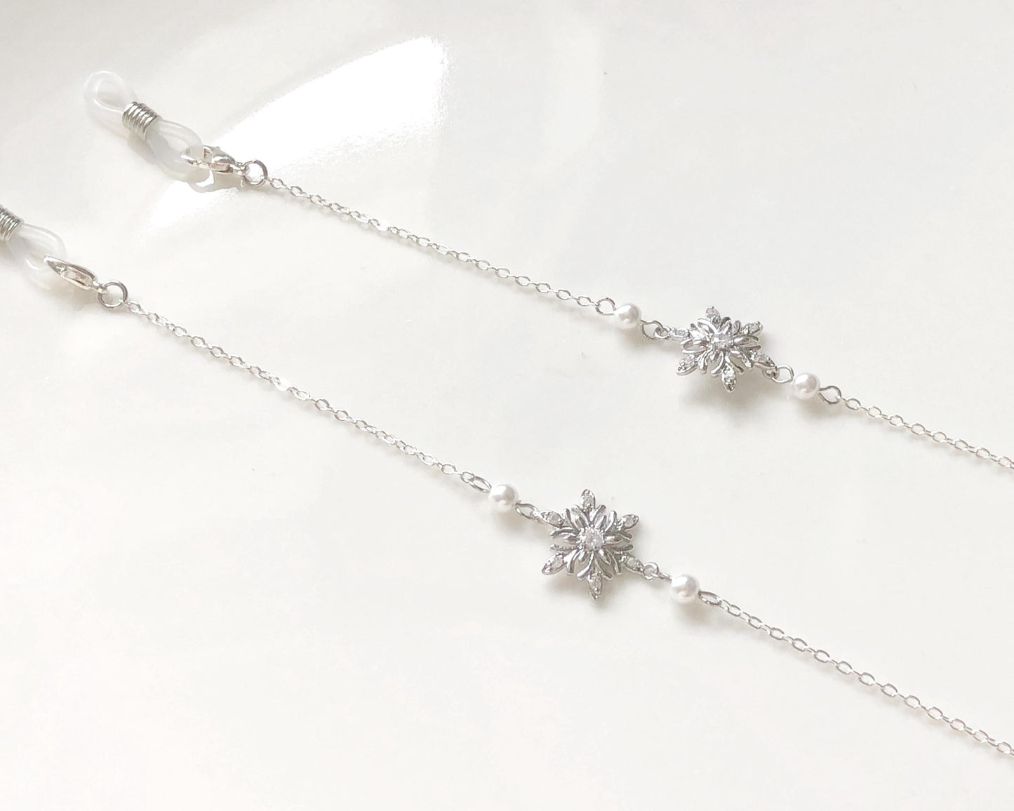 Snowflake and faux pearl glasses chain, Delicate sunglasses chain, Travel essential, gift for mother, Valentines Gift for her, Lanyard