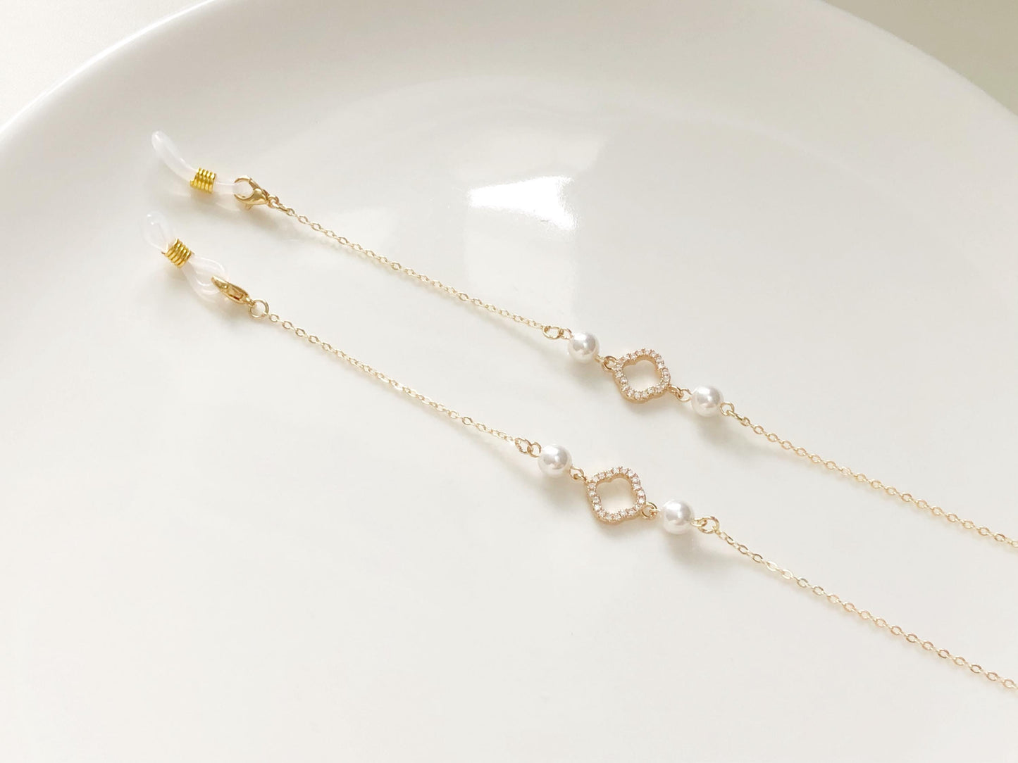 Dainty clover faux pearl glasses chain, Delicate sunglasses chain, Travel essential, gift for mother, Valentines Gift for her