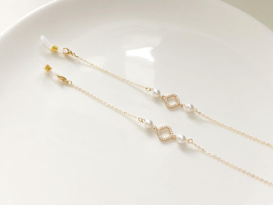 Dainty clover faux pearl glasses chain, Delicate sunglasses chain, Travel essential, gift for mother, Valentines Gift for her