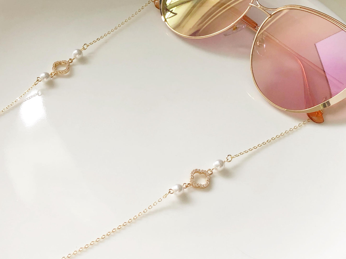 Dainty clover faux pearl glasses chain, Delicate sunglasses chain, Travel essential, gift for mother, Valentines Gift for her