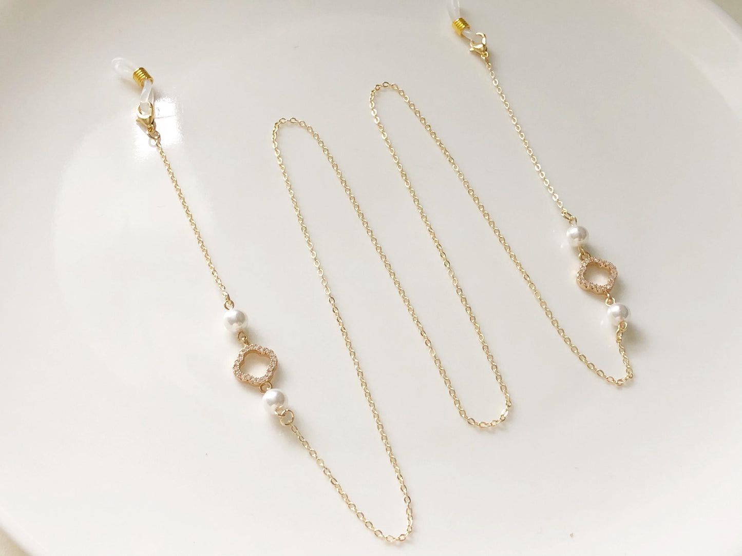 Dainty clover faux pearl glasses chain, Delicate sunglasses chain, Travel essential, gift for mother, Valentines Gift for her