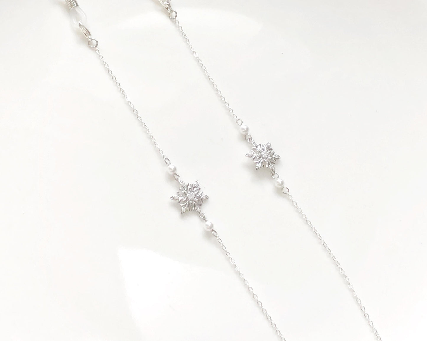 Snowflake and faux pearl glasses chain, Delicate sunglasses chain, Travel essential, gift for mother, Valentines Gift for her, Lanyard