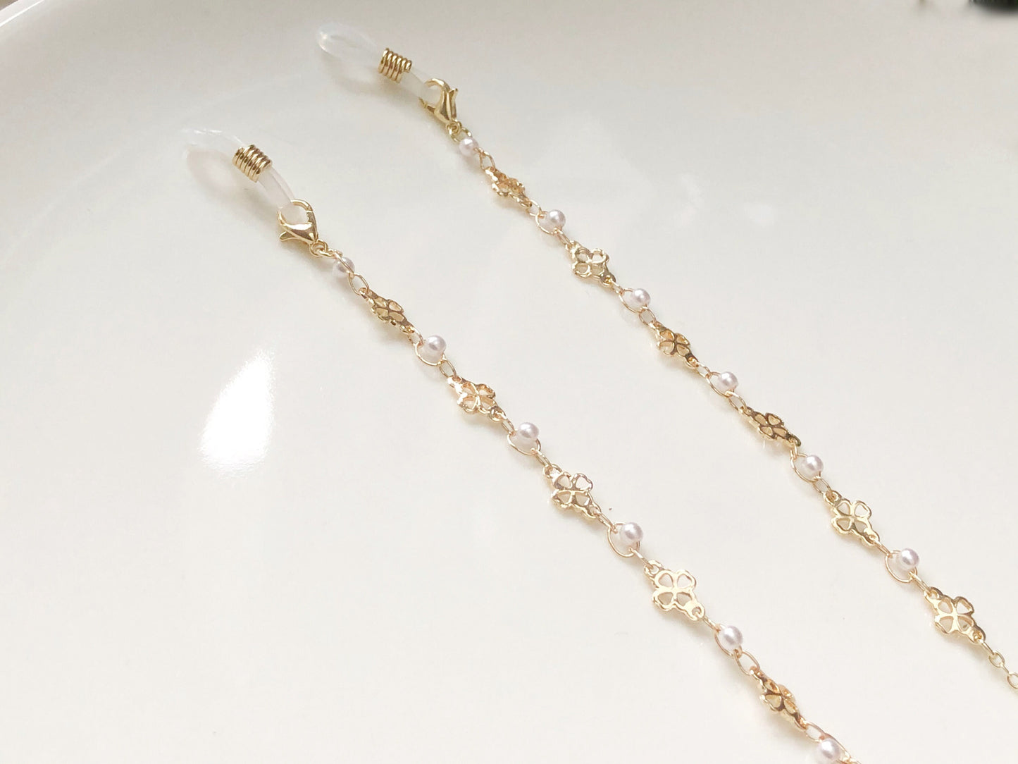 Gold Tone Metal Pearl Eyeglass Chain Glasses Holder Dainty Sunglasses Strap Elegant Eyewear Lanyard Fashion Jewellery Gift for Her Women